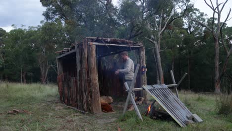 Un-Bosquimano-Acampando-En-Una-Cabaña-De-Corteza-Por-La-Noche-En-Australia.