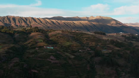 Majestätischer-Flug-über-Die-Nördlichen-Hügel-Von-Cusco-Mit-Blick-Auf-Den-Berg-Pillku-Urqu