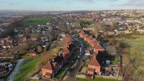 Die-Winteransicht-Aus-Der-Drohnenperspektive-Erfasst-Die-Typische-Britische-Städtische-Wohnsiedlung-Des-Dewsbury-Moore-Council-Estate-Mit-Reihenhäusern-Aus-Rotem-Backstein-Und-Dem-Industriellen-Yorkshire