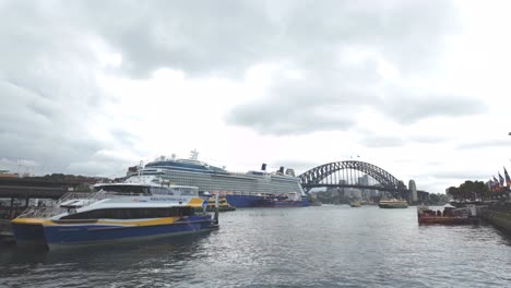 Sydney-Ferry-Und-Riesiges-Kreuzfahrtschiff-Parkten-Im-Hafen-Von-Sydney-An-Einem-Bewölkten-Tag-Am-Circular-Quay