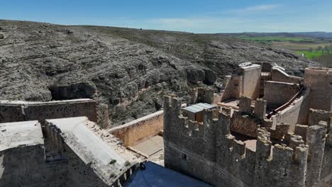 Acercarse-A-La-Vista-De-Drones-Al-Castillo-De-Berlanga-De-Duero,-Soria,-España