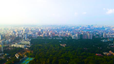 Vista-Aérea-Panorámica-Reveladora-De-La-Ciudad-De-Dhaka-Y-El-Parque-Ramna,-Bangladesh