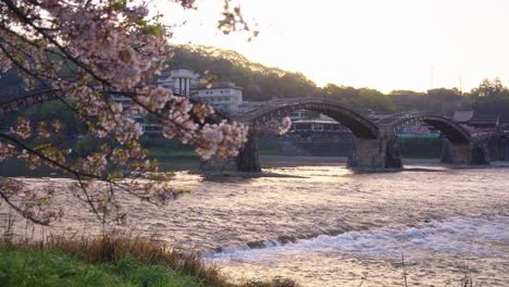 Frühling-In-Japan,-Einspielung-Der-Iwakuni-Kintai-Brücke,-Präfektur-Yamaguchi