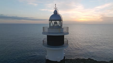 Primer-Plano-Del-Faro-De-Cap-D&#39;artrutx-En-Menorca-Islas-Baleares-Fondo-Del-Horizonte-Marino-Drone-Aéreo-Giratorio,-Horizonte-Al-Atardecer