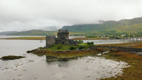 Eilean-Donan-Castle-Am-Loch-Duich,-Dornie,-Highlands,-Schottisches-Wahrzeichen,-Schottland,-Vereinigtes-Königreich