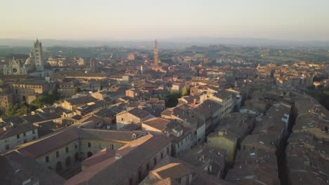 Luftaufnahme-Des-Sonnenuntergangs-In-Der-Stadt-Siena,-Drohnenflug-über-Der-Mittelalterlichen-Altstadt-In-Der-Toskana,-Italien