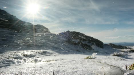 Caminante-Caminando-Por-Una-Montaña-Nevada-Con-Viento-Que-Sopla-Nieve---Ben-Resipol---Escocia