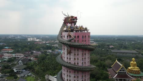 Vista-Aérea-Por-Drones-Del-Templo-Budista-Del-Dragón,-Wat-Sam-Phran-Cerca-De-Bangkok,-Tailandia