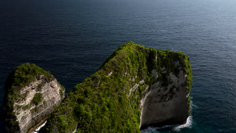 High-cliffs-of-Kelingking-Beach,-Nusa-Penida,-Bali-in-Indonesia