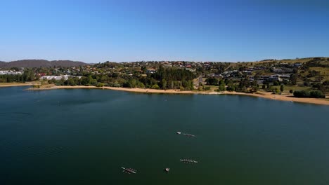 Vierer-Skulptur-Rennen-Im-Jindabyne-Lake-In-New-South-Wales,-Australien