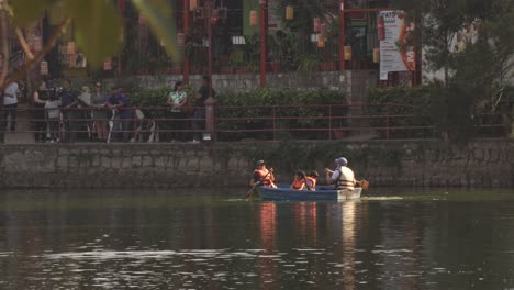 Paisaje-Con-Familia-Hondureña-Navegando-En-Un-Pequeño-Bote-En-El-Lago