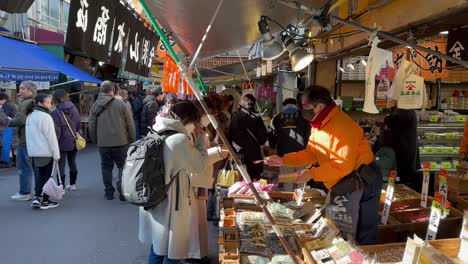 People-shopping-in-Tsukiji-Fish-Market,-Tokyo-Japan