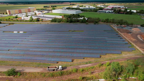 Una-Vista-Aérea-De-La-Instalación-De-Paneles-Solares-Que-Bordea-Una-Ciudad-En-Alemán.