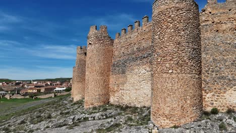 Vista-Aérea-De-Las-Murallas-Medievales-Pedregosas-Del-Castillo-De-Berlanga-De-Duero,-Soria,-España