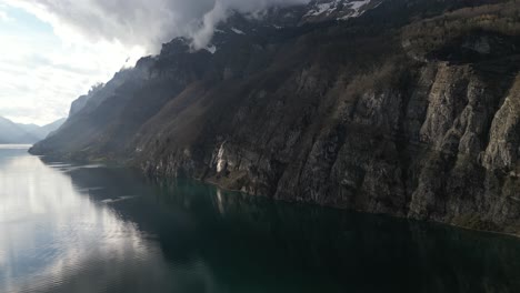 Luftaufnahme-Einer-Bergklippe-Mit-Himmelslandschaft-Im-Hintergrund-Am-Walensee,-Schweiz