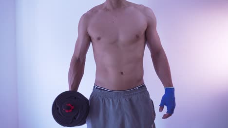 Muskulöser-Mann-Macht-Hantelübungen-Mit-Dem-Rechten-Arm