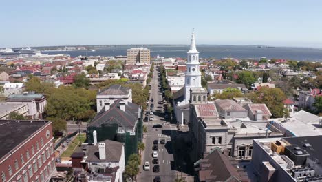 Low-aerial-shot-flying-down-Broad-Street-towards-the-harbor-in-the-historic-French-Quarter-of-Charleston,-South-Carolina