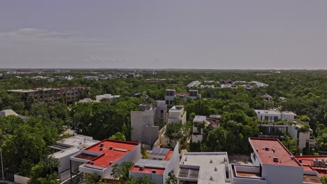 Tulum-México-Vuelo-Aéreo-V24-Con-Drones-Bajos-Sobre-El-Lujoso-Vecindario-Exterior-De-La-Ciudad-Que-Captura-Propiedades-De-Nueva-Construcción-Rodeadas-De-Vegetación-Exuberante-Y-Densa---Filmado-Con-Mavic-3-Pro-Cine---Julio-De-2023