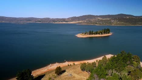 Vista-Aérea-De-La-Isla-Cub-En-El-Lago-En-Jindabyne,-Nueva-Gales-Del-Sur,-Australia