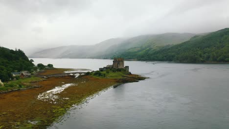 Luftaufnahme-Des-Schottischen-Schlosses-Eilean-Donan-Am-Loch-Duich-Im-Schottischen-Hochland,-Schottland,-Vereinigtes-Königreich