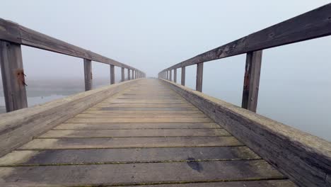 Ein-Spaziergang-Entlang-Der-Aus-Holz-Gebauten-Uferpromenade-Weckt-Den-Nervenkitzel-Der-Erkundung-Und-Des-Abenteuers-Inmitten-Der-Wasserwelt