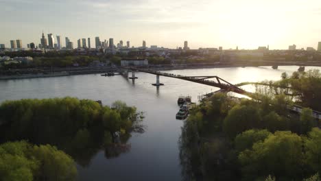 Puente-Agrafka-Que-Cruza-El-Río-Vístula-Al-Atardecer-En-Varsovia,-Polonia