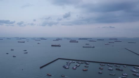 Vista-De-Muchos-Buques-Portacontenedores-De-Transporte-Logístico-En-El-Mar