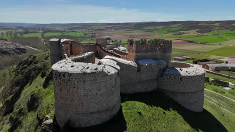 Drehende-Luftaufnahme-Der-Riesigen-Burg-Berlanga-De-Duero-In-Soria,-Spanien