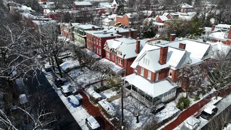 Casas-Históricas-Cubiertas-De-Nieve-Durante-El-Invierno.