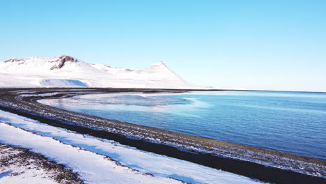 Die-Halbinsel-Snaefellness-Ist-Im-Winter-Mit-Weißem-Schnee-Bedeckt,-Während-An-Einem-Sonnigen-Tag-Luftaufnahmen-Von-Island-Gemacht-Werden