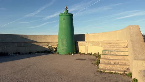 Un-Complejo-Industrial-Con-Silos-De-Agua-Teñidos-De-Verde,-Situado-A-Lo-Largo-De-La-Costa-Española,-Que-Ejemplifica-La-Armonía-Entre-La-Infraestructura-Creada-Por-El-Hombre-Y-Los-Ecosistemas-Costeros.