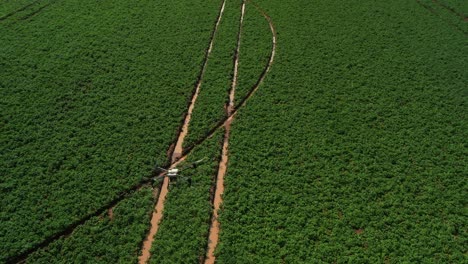 Drones-Agrícolas-Fumigando-Sobre-Líneas-De-Tractores