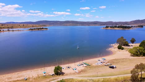 Boating-At-The-Calm-Waters-Of-Jindabyne-Lake-On-A-Sunny-Day-In-NSW,-Australia