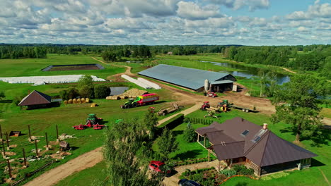 Weitläufiges-Landgut-Mit-Bauernhöfen-Und-Landwirtschaftlichen-Maschinen