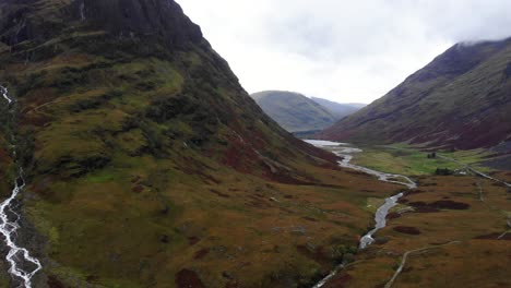 Luftaufnahme-Der-Glencoe-Mountains-In-Schottland