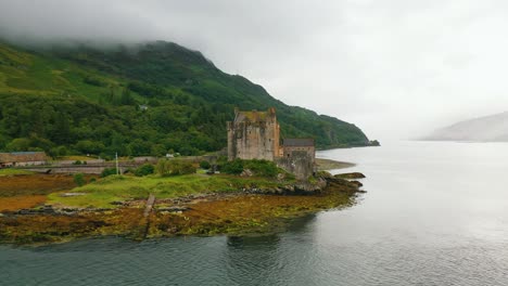 Castillo-De-Eilean-Donan---Tierras-Altas-De-Escocia,-Escocia,-Reino-Unido,-Europa