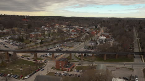 Momento-De-La-Totalidad-Del-Eclipse-Solar-Sobre-El-Timelapse-Del-Centro-De-Port-Hope-Ontario