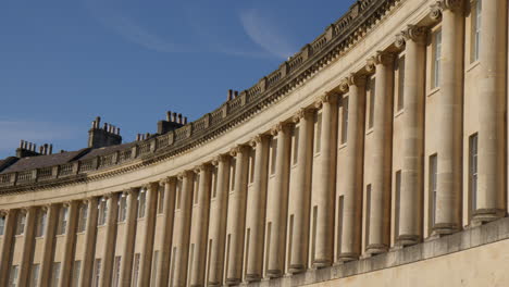 Ionische-Säulen-An-Der-Geschwungenen-Fassade-Des-Circus-In-Bath,-Somerset,-England,-Großbritannien