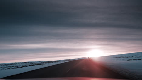 Vídeo-De-Conducción-En-Primera-Persona-A-Través-Del-Paisaje-Nevado-Del-Norte-De-Islandia-Al-Atardecer,-Que-Captura-La-Serena-Belleza-Invernal-Y-Una-Iluminación-Suave