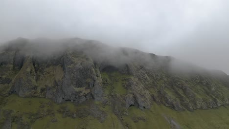 Irlands-Höchste-Höhle---Diarmuid--Und-Grainne-Höhle---4K-Filmmaterial-Aus-Der-Drohne---Co