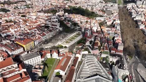 Drone-Volando-Sobre-Lisboa-En-Rossio,-Con-Vistas-A-Avinida-Liberdade-Y-Príncipe-Real