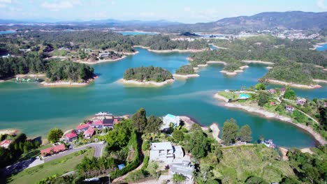 Guatape-See,-Kolumbien,-Luftaufnahme-Einer-Atemberaubenden-Landschaft,-Häuser-Am-Wasser-Und-Wasserreservoir