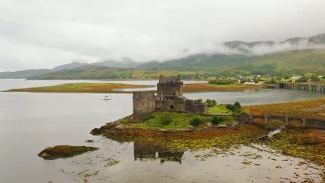 Eilean-Donan-Castle,-Dornie,-Highlands,-Scotland,-United-Kingdom