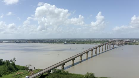 Vista-Por-Drones-Del-Puente-Jules-Wijdenbosch-Capturado-Con-Mavic-2-Pro,-Sobrevuelo-Del-Río-Surinam-En-El-Puerto-De-Paramaribo,-Capital-De-Surinam