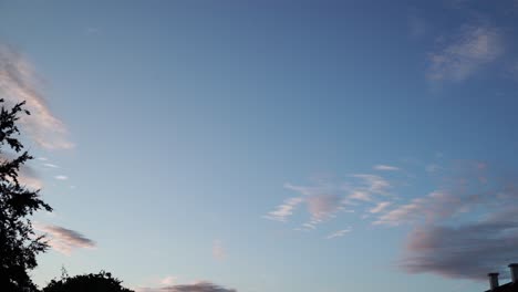 Timelapse-De-Nubes-En-El-Cielo-Desde-El-Mediodía-Hasta-El-Atardecer