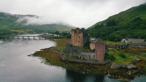 Luftaufnahme-Von-Eilean-Donan-Castle-Am-Loch-Duich-Im-Schottischen-Hochland,-Schottland,-Vereinigtes-Königreich