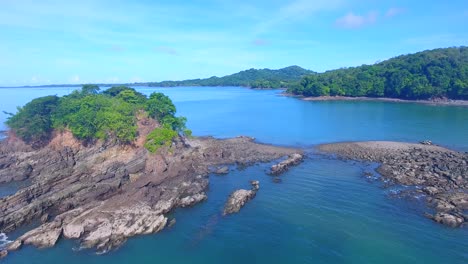 Pequeñas-Islas-Rocosas-Que-Sobresalen-Del-Azul-Cristalino-Del-Océano-Pacífico-Justo-Frente-A-La-Costa-De-Panamá-En-América-Central.