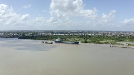 Amplio-Punto-De-Vista-Aéreo-En-órbita-De-Un-Barco-Cisterna-Capturado-Con-Un-Dron-Mavic-2-Pro