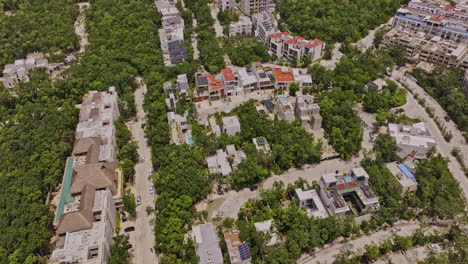 Tulum,-Mexiko:-Luftaufnahme-Einer-V3-Drohne-über-Einem-Luxuriösen-Wohnviertel,-Das-Neue-Immobilienentwicklungen-Inmitten-Der-üppigen-Dschungellandschaft-Der-Maya-Erfasst-–-Aufgenommen-Mit-Mavic-3-Pro-Cine-–-Juli-2023