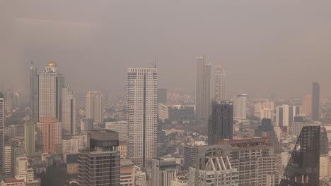Spiegelbild-Der-Gezackten-Modernen-Architektur-Des-Mahanakhon,-King-Power-Wolkenkratzer-In-Der-Innenstadt-Von-Bangkok,-Der-Hauptstadt-Von-Thailand